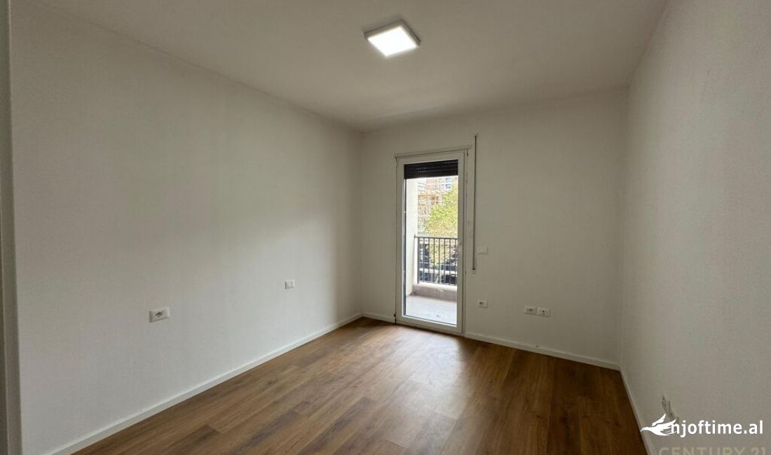 Trio Tower Brigde jepet me qera ambient per zyre 