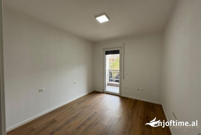 Trio Tower Brigde jepet me qera ambient per zyre 