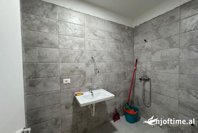 Trio Tower Brigde jepet me qera ambient per zyre 