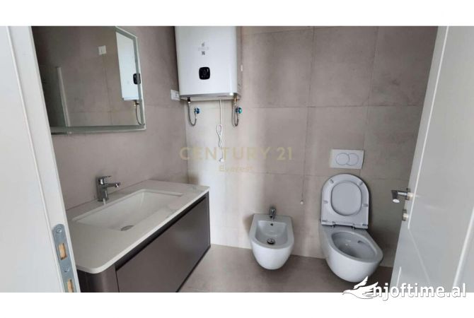 Lake View jepet me qera apartament 2+1 per banim apo zyre 