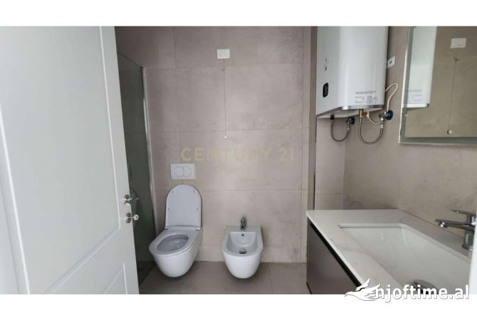 Lake View jepet me qera apartament 2+1 per banim apo zyre 