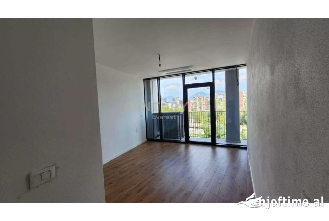 Lake View jepet me qera apartament 2+1 per banim apo zyre 
