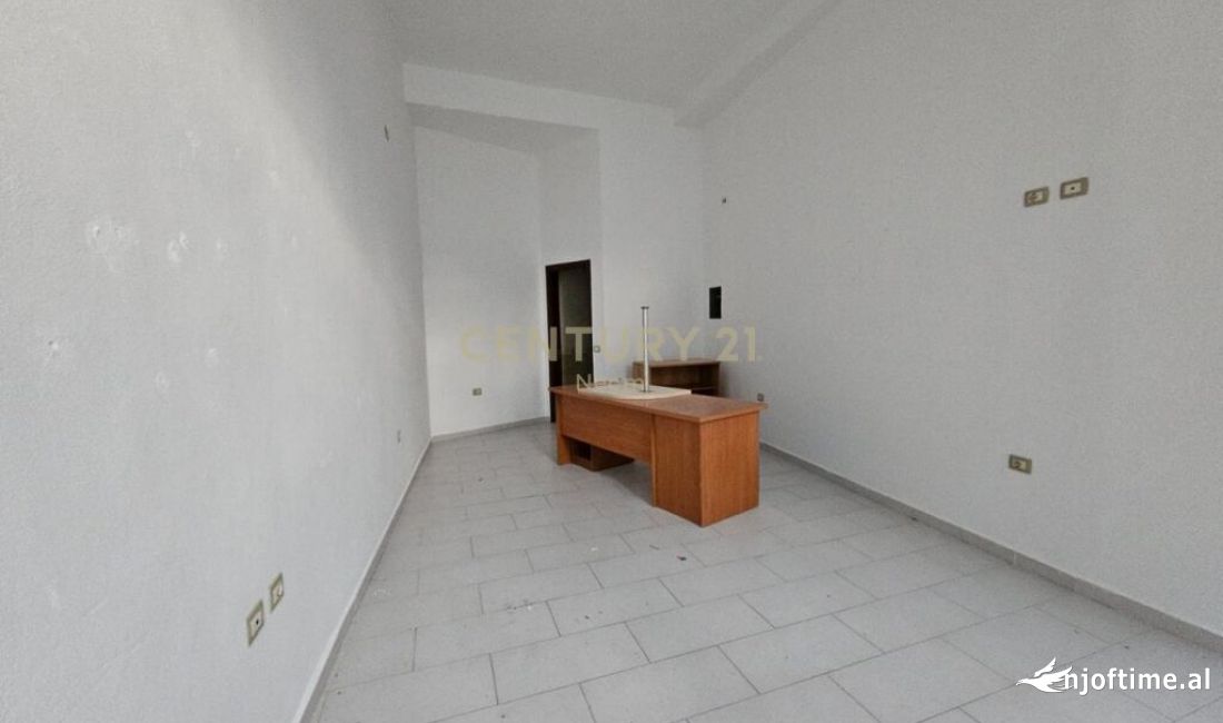 Shitet ambient komercial tek rruga Haxhi Dalliu kat 0