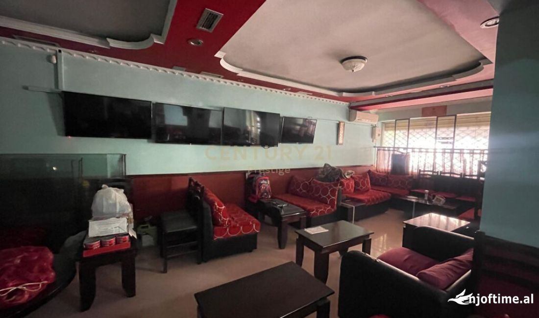 Prane Petro Ninit jepet me qera bar kafe  gjendje pune