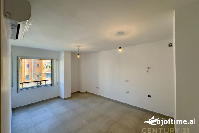 Ambiente Commerciale in Affitto 3+1 a Tirana - 550 Euro