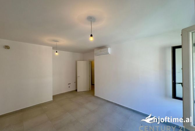 Ambiente Commerciale in Affitto 3+1 a Tirana - 550 Euro