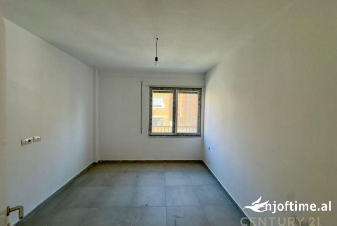 Ambiente Commerciale in Affitto 3+1 a Tirana - 550 Euro