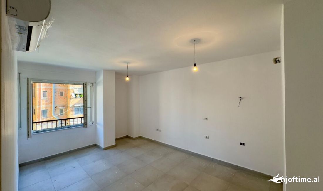 Pazari i Ri jepet me qera ambient per zyre ! 