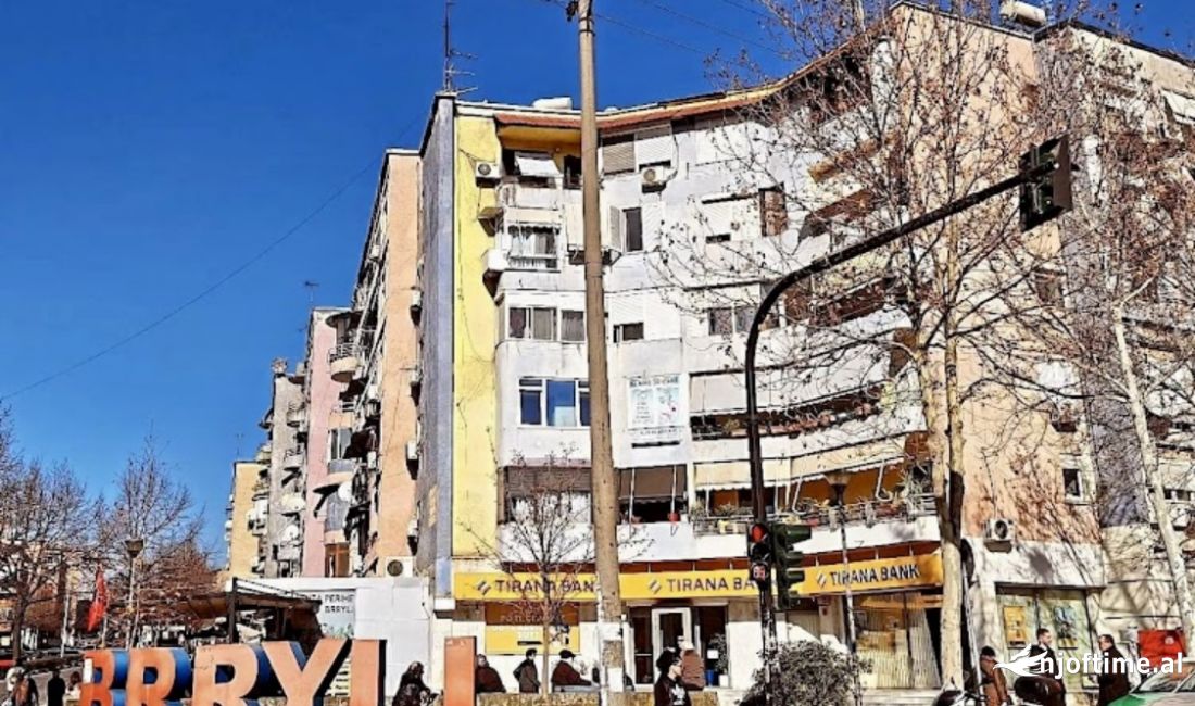 Buze rruge Brryl jepet me qera ambient komercial !