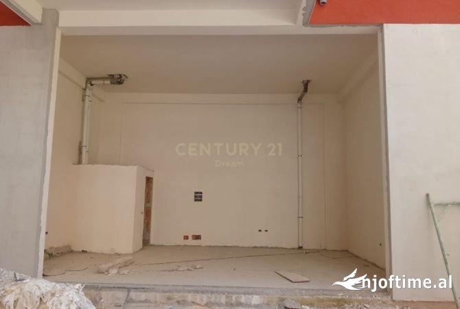 Ambiente Commerciale in Affitto 1+1 a Tirana - 600 Euro
