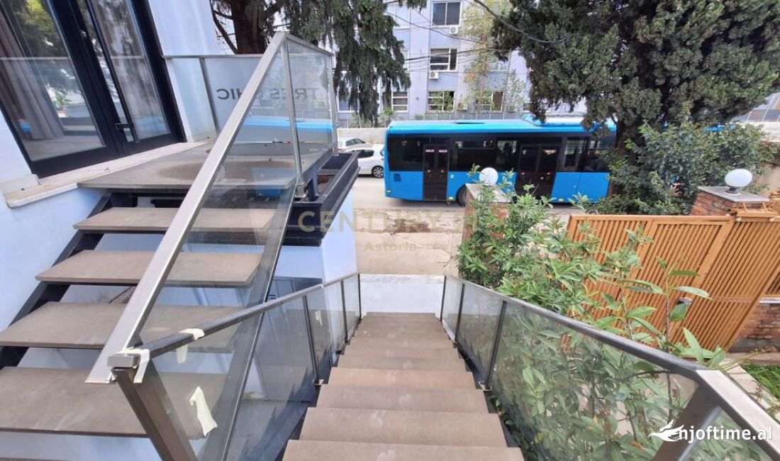 Ambient komercial kati 1 tek rrethi Porcean- Kinostudio-