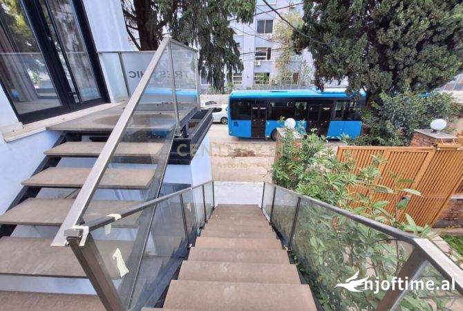 Ambiente Commerciale in Affitto 3+1 a Tirana - 1,200 Euro
