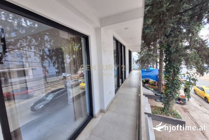 Ambiente Commerciale in Affitto 3+1 a Tirana - 1,200 Euro