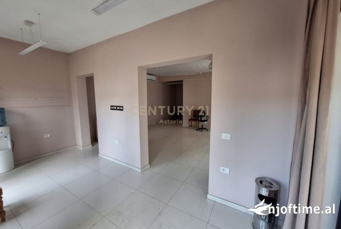 Ambient komercial kati 1 tek rrethi Porcean- Kinostudio-