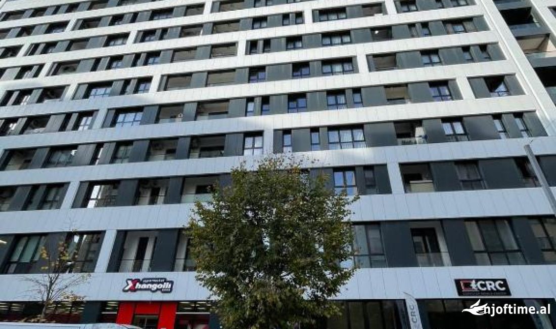 Square 21 buze rruge kryesore jepet me qera ambient komercial