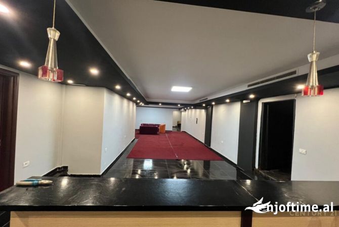 Ambiente Commerciale in Affitto 4+1 a Tirana - 800 Euro