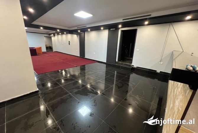 5 Maj jepet me qera ambient komercial