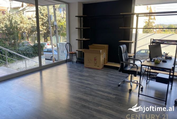 Ambiente Commerciale in Affitto 3+1 a Tirana - 450 Euro