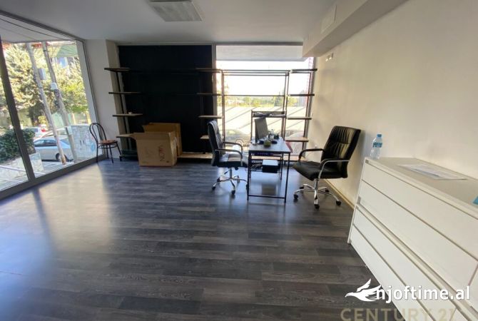Ambiente Commerciale in Affitto 3+1 a Tirana - 450 Euro