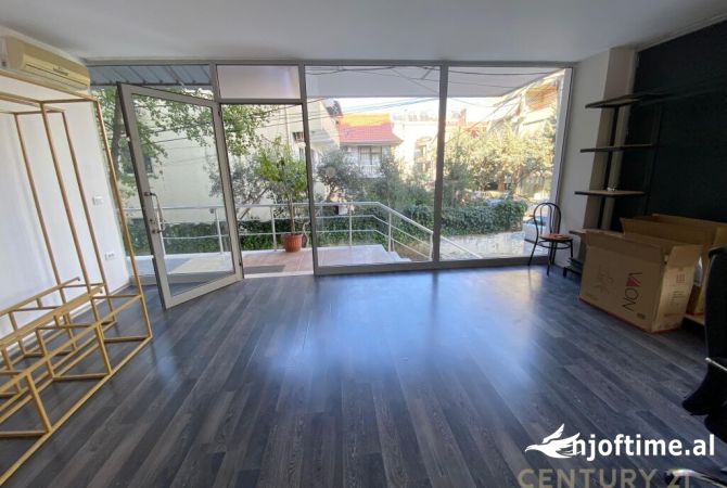 Ambiente Commerciale in Affitto 3+1 a Tirana - 450 Euro