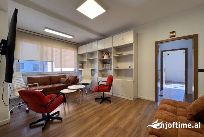 Ambiente Commerciale in Affitto 3+1 a Tirana - 1,400 Euro