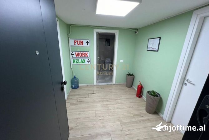Ambiente Commerciale in Affitto 3+1 a Tirana - 7,000 Euro