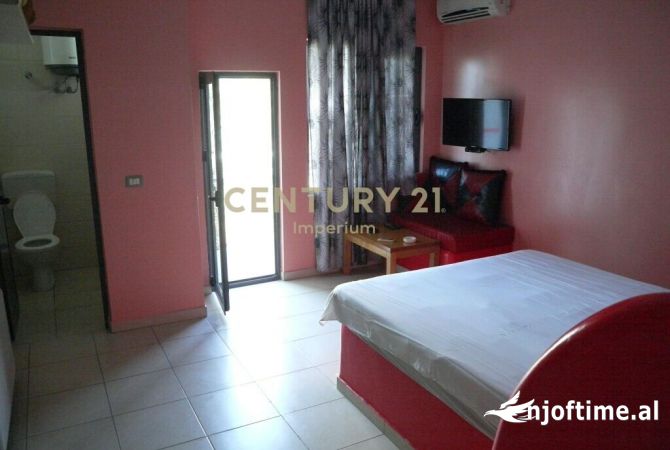 Ambiente Commerciale in Affitto 5+1 a Tirana - 2,200 Euro