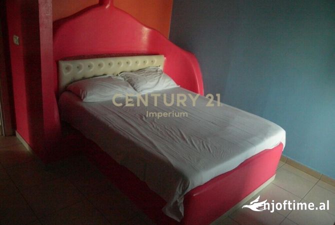 Ambiente Commerciale in Affitto 5+1 a Tirana - 2,200 Euro