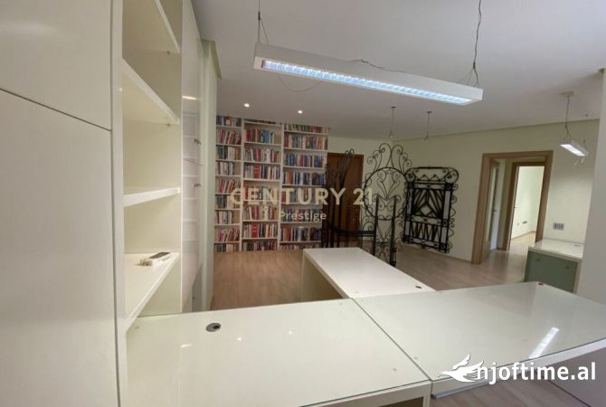 Ambiente Commerciale in Affitto 3+1 a Tirana - 600 Euro