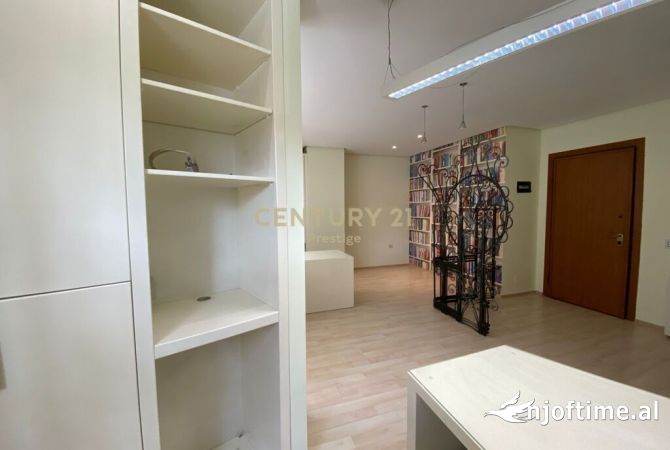 Ambiente Commerciale in Affitto 3+1 a Tirana - 600 Euro
