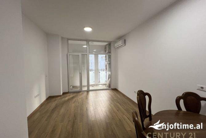 Ambiente Commerciale in Affitto 3+1 a Tirana - 700 Euro