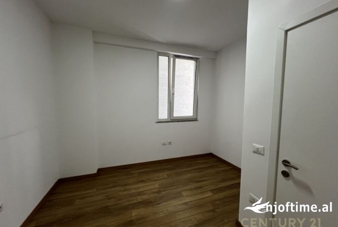 Ambiente Commerciale in Affitto 3+1 a Tirana - 700 Euro