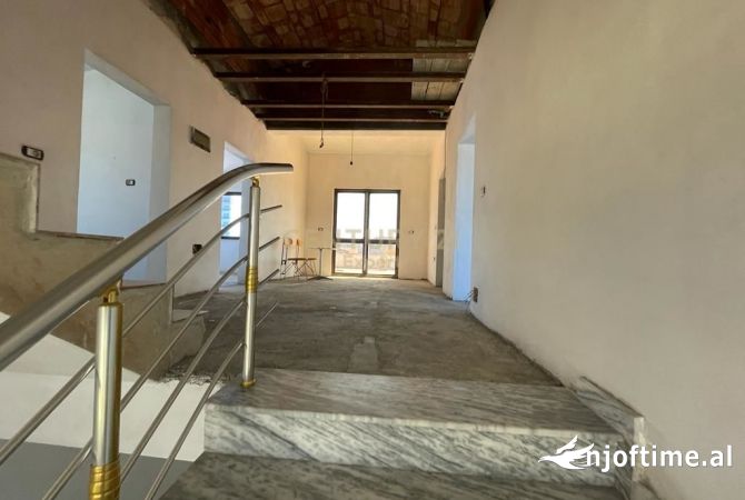 Ambiente Commerciale in Affitto 5+1 a Tirana - 3,000 Euro