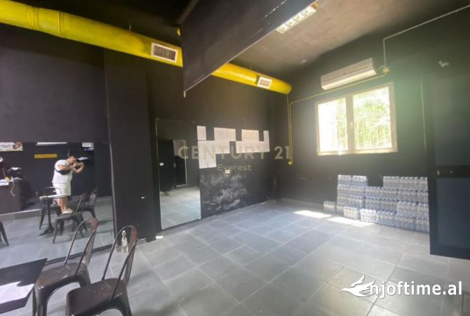 Ambiente Commerciale in Affitto 3+1 a Tirana - 400 Euro