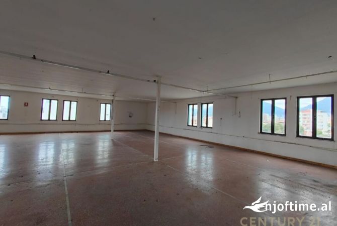 Ambiente Commerciale in Affitto 4+1 a Tirana - 2,500 Euro