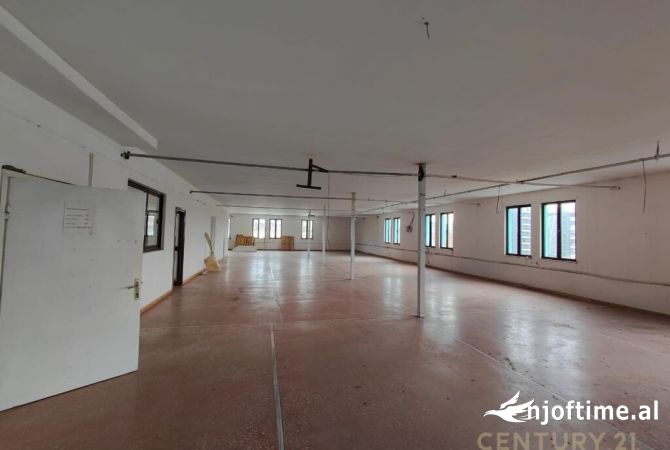 Ambiente Commerciale in Affitto 4+1 a Tirana - 2,500 Euro