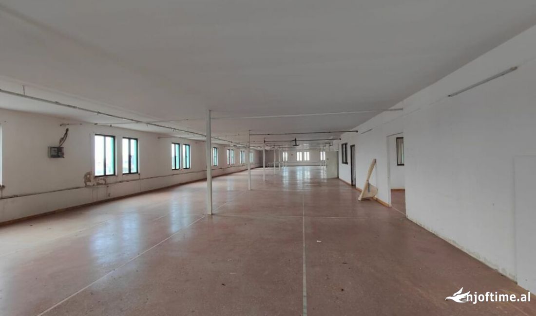 Jepet me qira ambient komercial/magazina tek Rruga Siri Kodra
