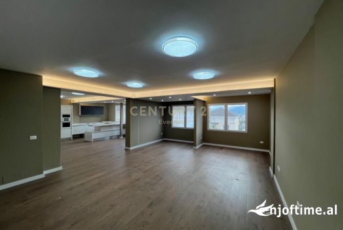 Ambiente Commerciale in Affitto 3+1 a Tirana - 5,000 Euro