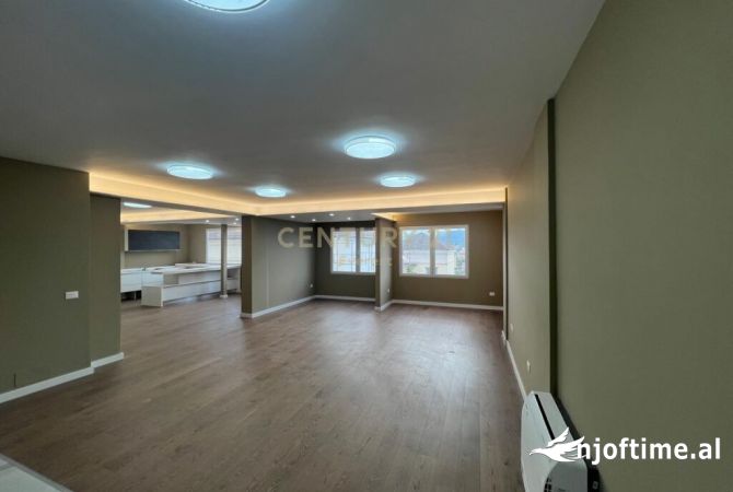 Ambiente Commerciale in Affitto 3+1 a Tirana - 5,000 Euro