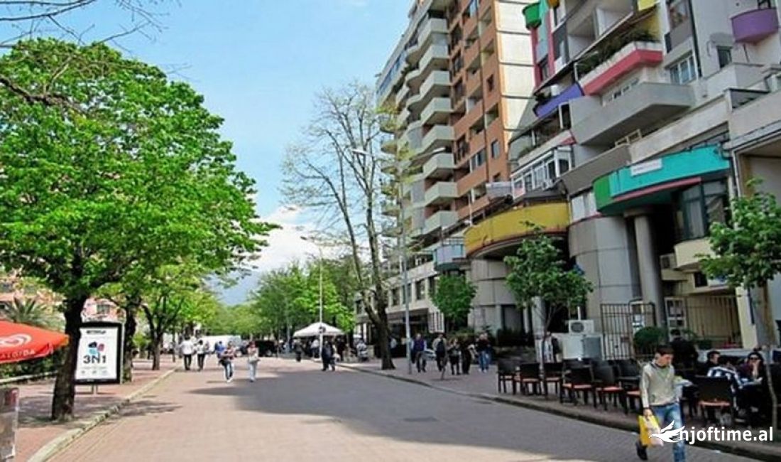 Buze rruge kryesore jepet me qera  ambient komercial ne Bllok