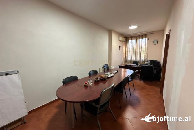 Ambiente Commerciale in Affitto 3+1 a Tirana - 500 Euro