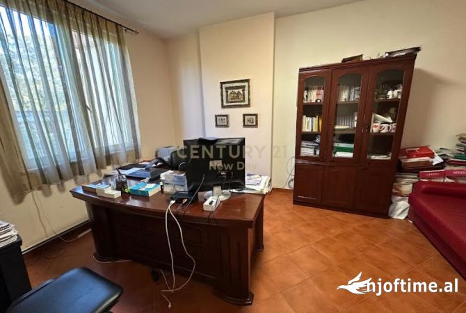 Ambiente Commerciale in Affitto 3+1 a Tirana - 500 Euro