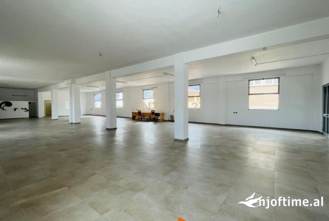 Ambiente Commerciale in Affitto 3+1 a Tirana - 1,100 Euro