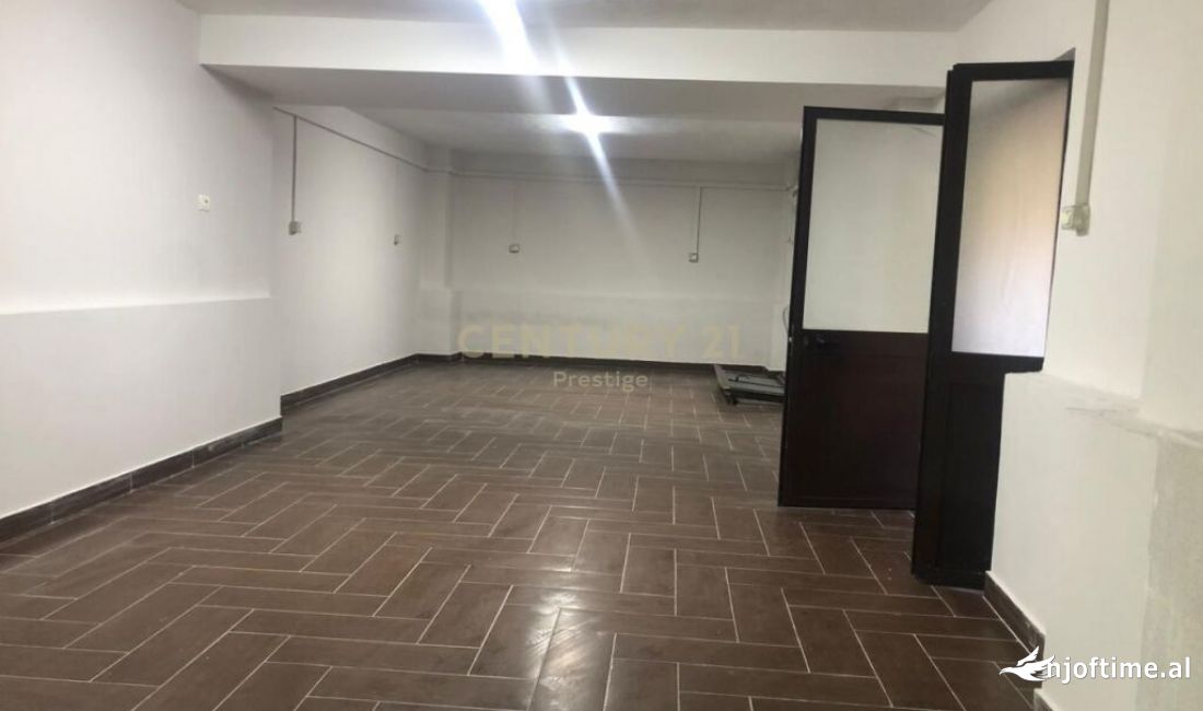 AMBJENT KOMERCIAL ME QIRA PERBALLE KOMPLEKSIT DELIJORGJI, TIRANE!