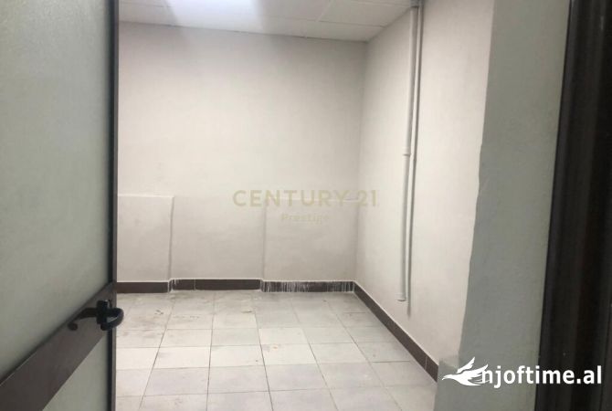 Ambiente Commerciale in Affitto 4+1 a Tirana - 350 Euro
