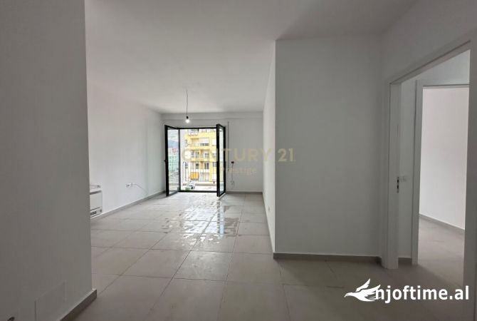 Ambiente Commerciale in Affitto 3+1 a Tirana - 700 Euro