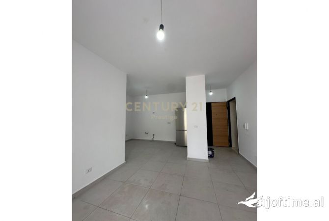 Ambiente Commerciale in Affitto 3+1 a Tirana - 700 Euro