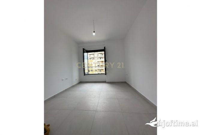 AMBIENT ZYRE +POST PARKIMI ME QIRA TEK STACIONI I TRENIT, TIRANE!