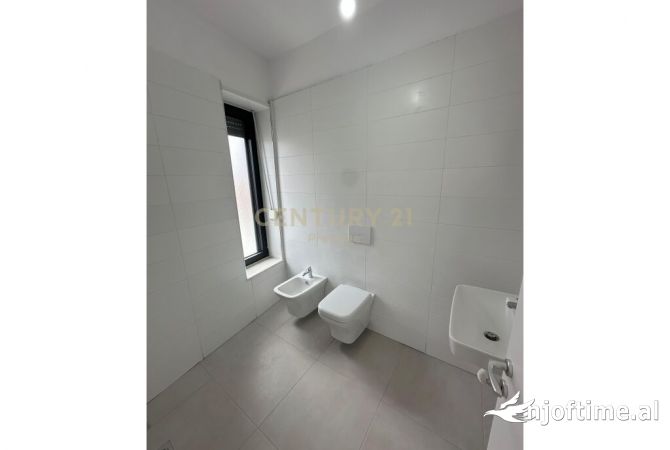 AMBIENT ZYRE +POST PARKIMI ME QIRA TEK STACIONI I TRENIT, TIRANE!