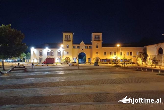 Ambiente Commerciale in Affitto 3+1 a Tirana - 6,890 Euro
